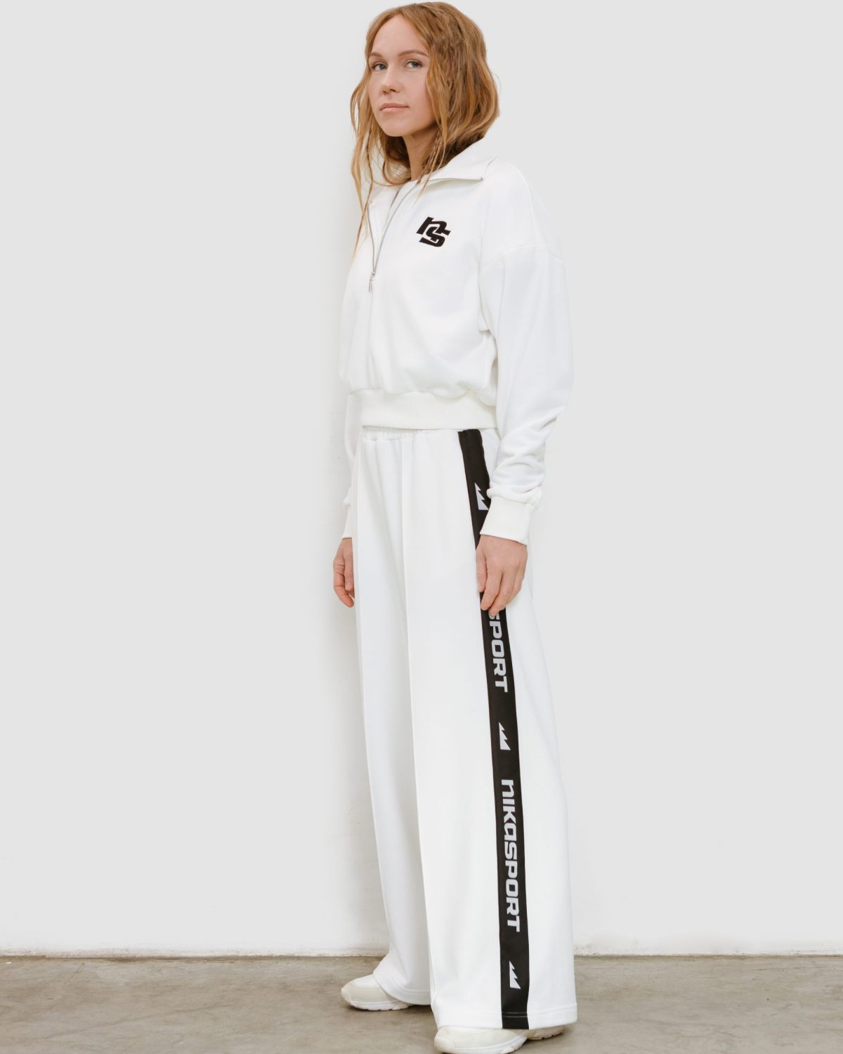 Брюки широкие со стрелками и лампасами Black & White Nikasport, W4BW811-WHT, цвет белый