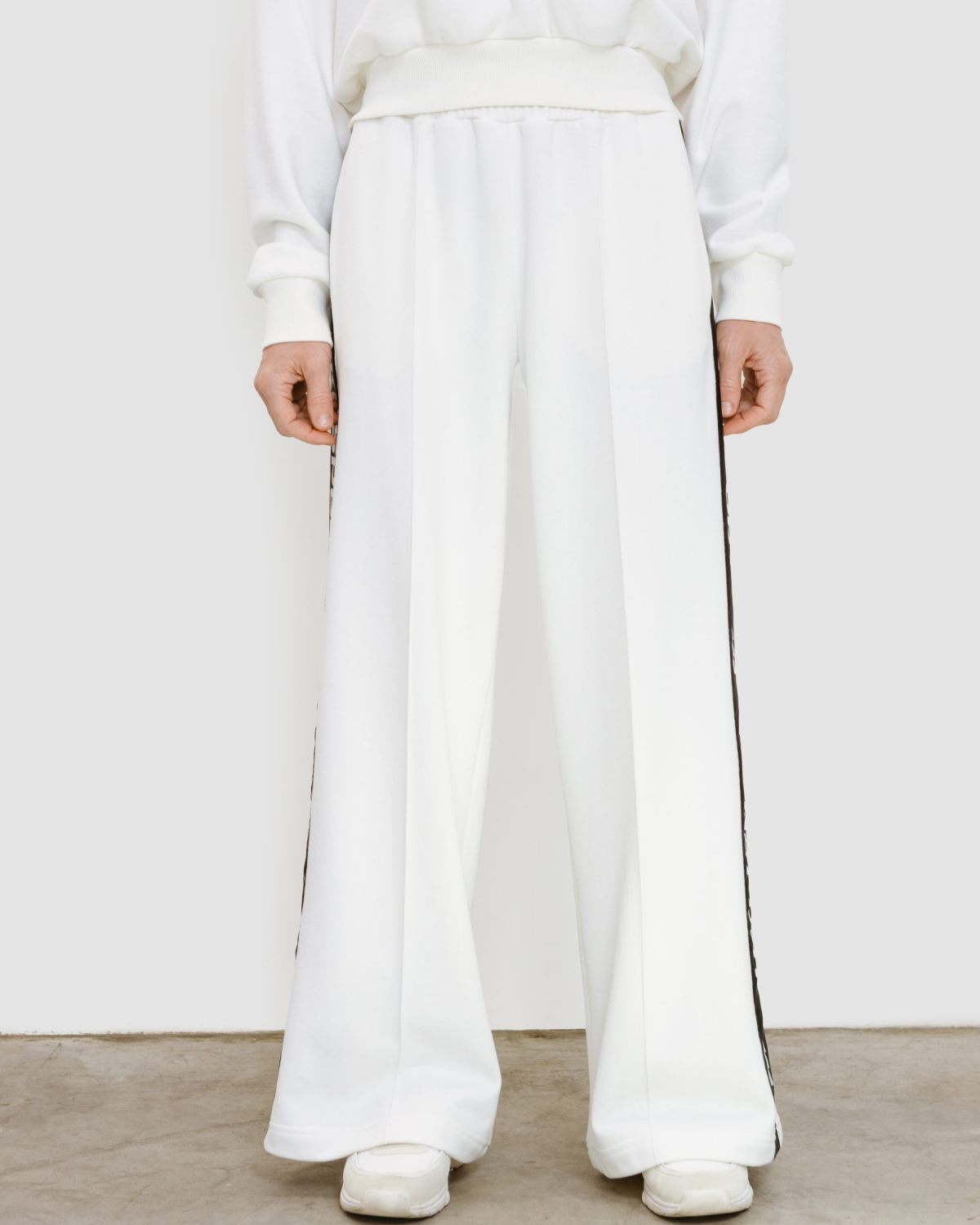 Брюки широкие со стрелками и лампасами Black & White Nikasport, W4BW811-WHT, цвет белый