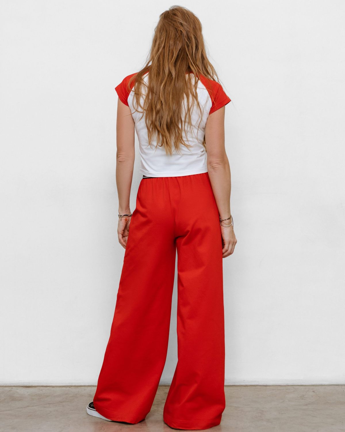 Укороченная футболка Black & White Nikasport, BW14-W99-RED, цвет белый + красные рукава и бейка горловина