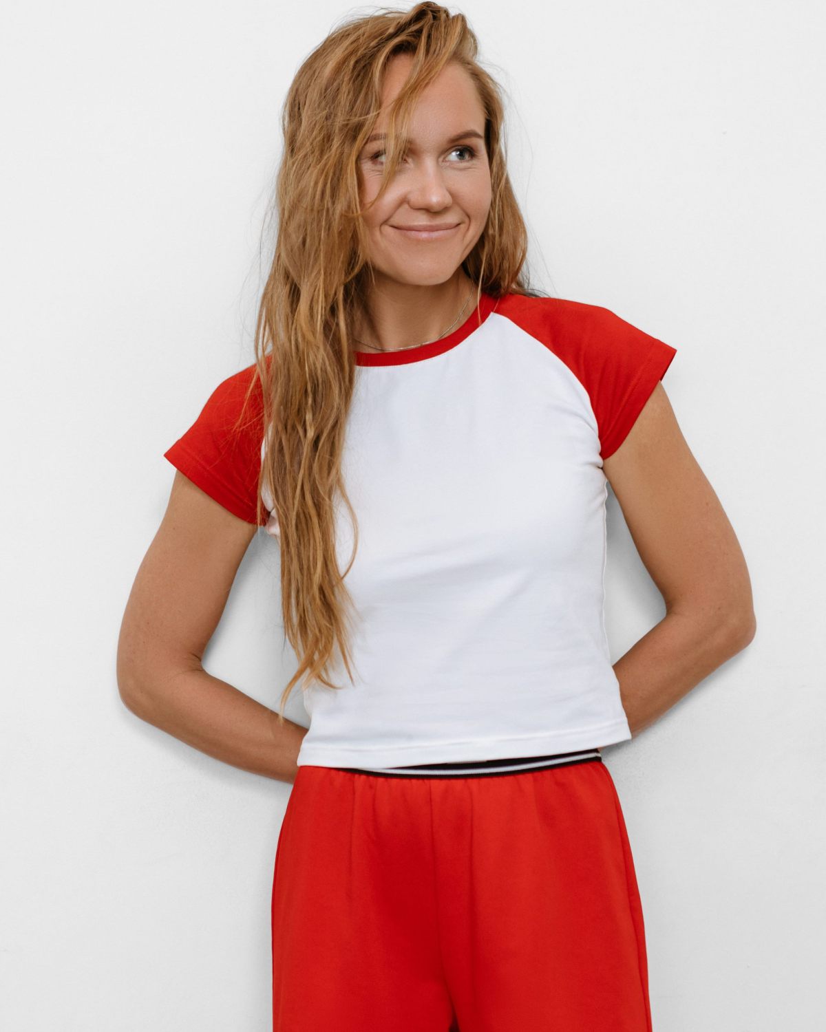 Укороченная футболка Black & White Nikasport, BW14-W99-RED, цвет белый + красные рукава и бейка горловина