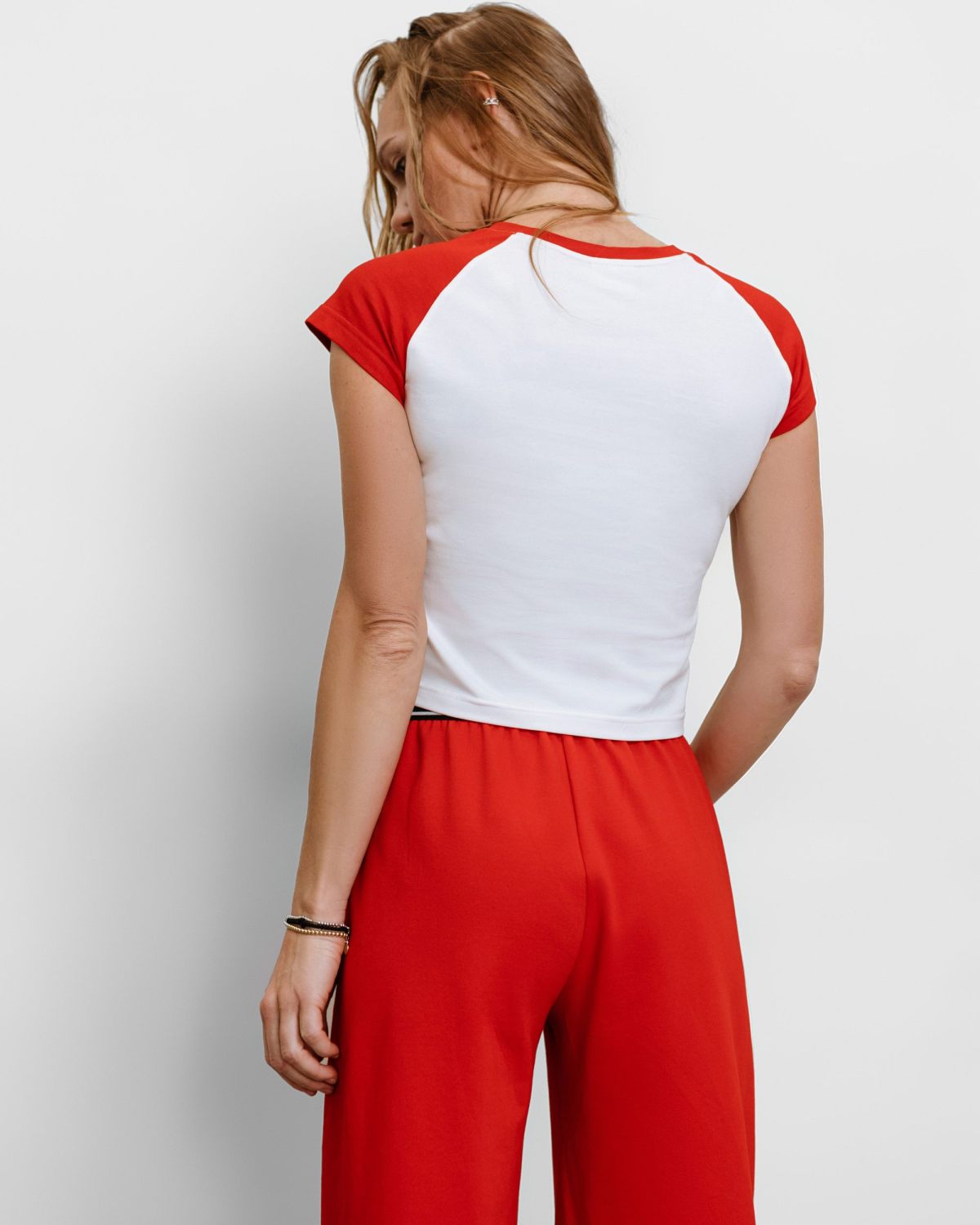 Укороченная футболка Black & White Nikasport, BW14-W99-RED, цвет белый + красные рукава и бейка горловина