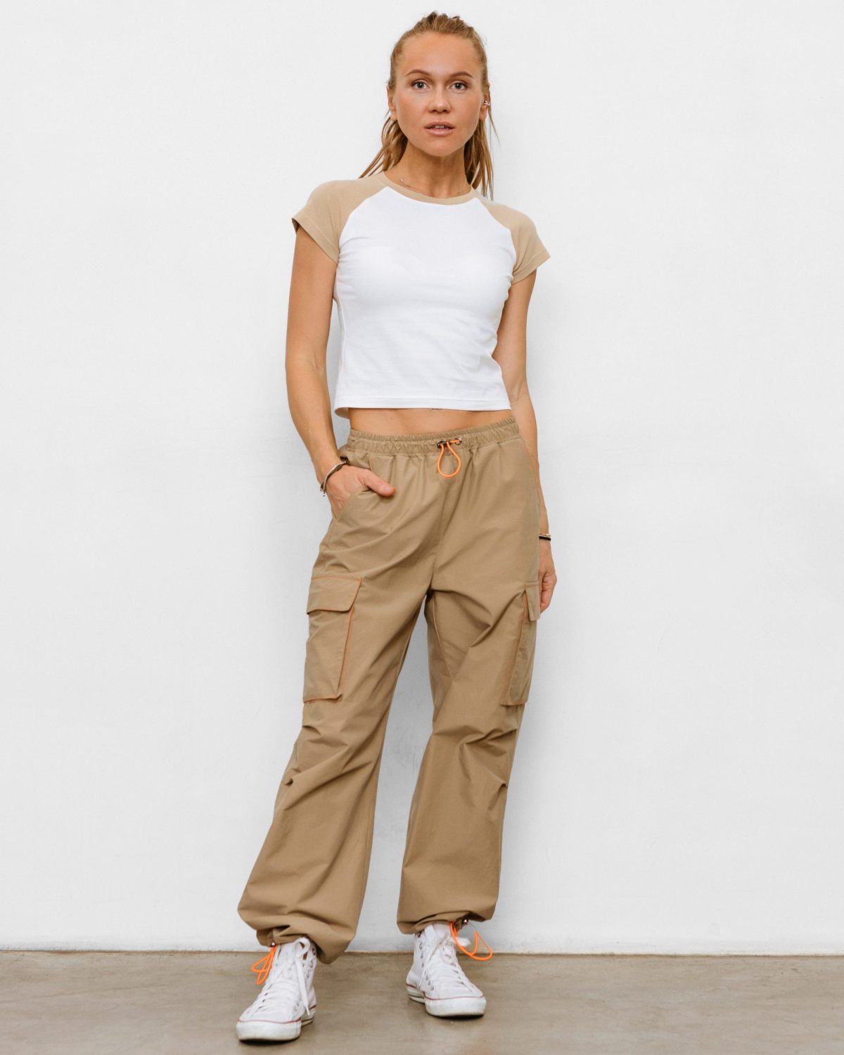 Укороченная футболка Black & White Nikasport, BW14-W99-BGE, цвет белый + бежевые рукава и бейка горловина