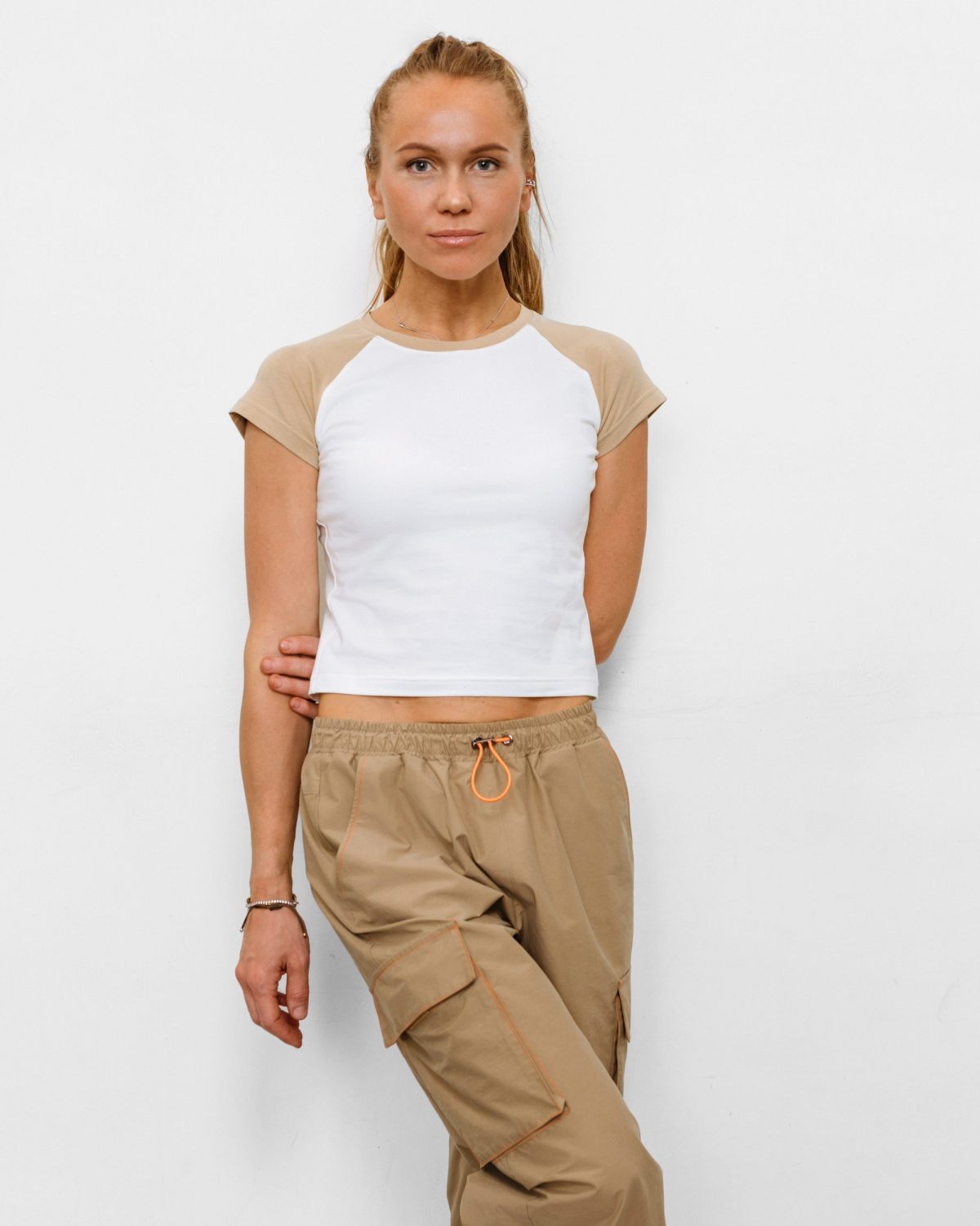 Укороченная футболка Black & White Nikasport, BW14-W99-BGE, цвет белый + бежевые рукава и бейка горловина