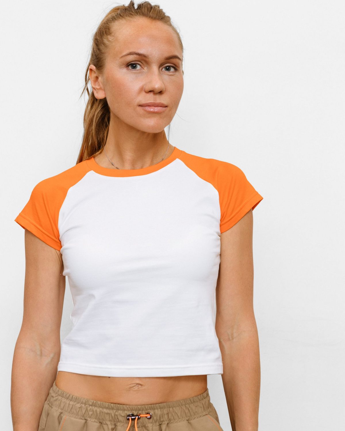 Укороченная футболка Black & White Nikasport, BW14-W99-ORG, цвет белый + оранжевые рукава и бейка горловина