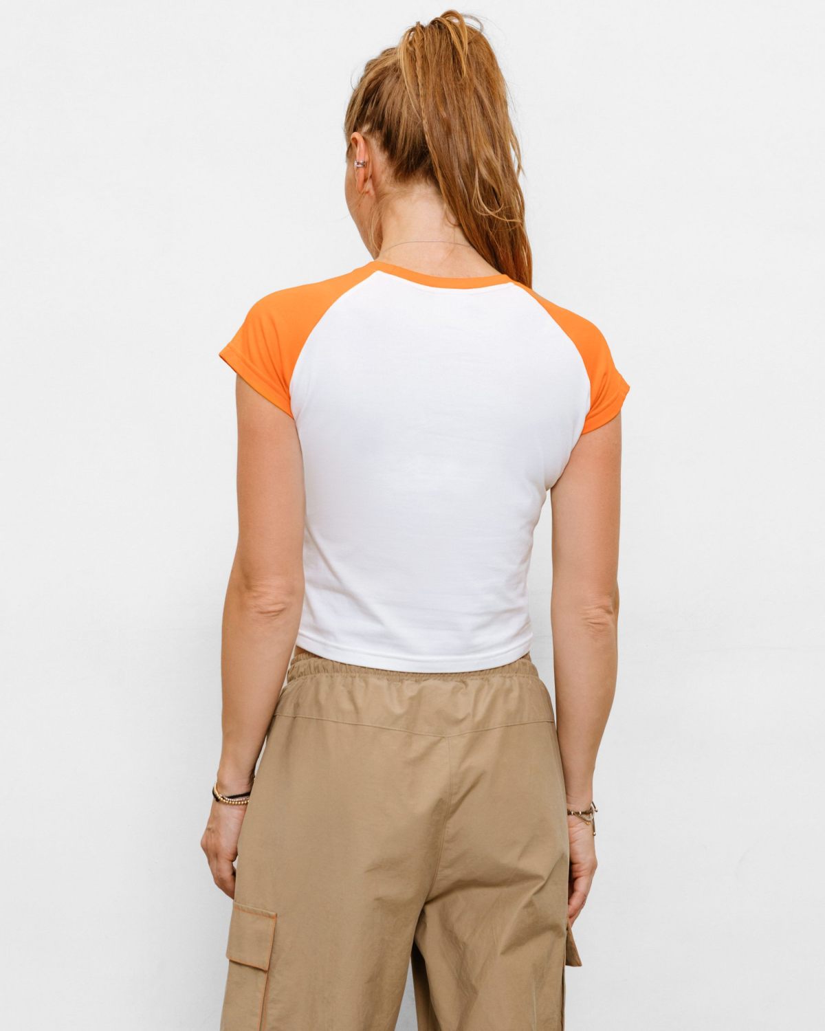 Укороченная футболка Black & White Nikasport, BW14-W99-ORG, цвет белый + оранжевые рукава и бейка горловина